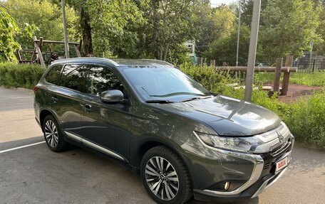 Mitsubishi Outlander III рестайлинг 3, 2019 год, 3 200 000 рублей, 10 фотография