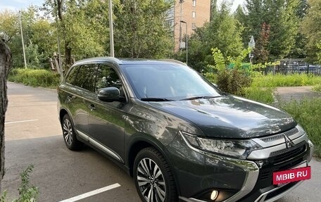 Mitsubishi Outlander III рестайлинг 3, 2019 год, 3 200 000 рублей, 2 фотография