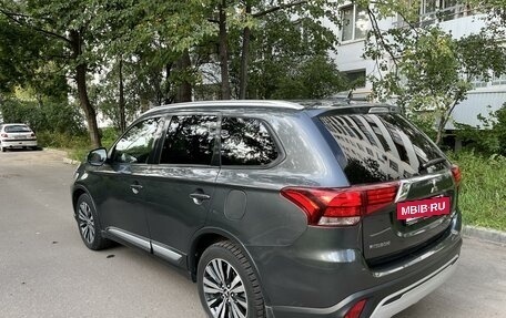 Mitsubishi Outlander III рестайлинг 3, 2019 год, 3 200 000 рублей, 14 фотография