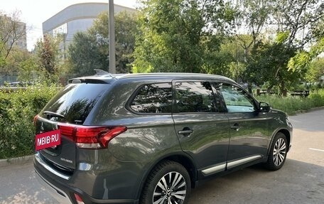 Mitsubishi Outlander III рестайлинг 3, 2019 год, 3 200 000 рублей, 12 фотография