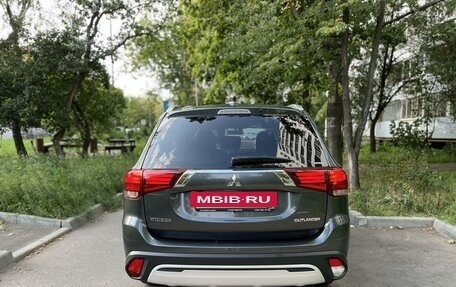 Mitsubishi Outlander III рестайлинг 3, 2019 год, 3 200 000 рублей, 15 фотография