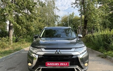 Mitsubishi Outlander III рестайлинг 3, 2019 год, 3 200 000 рублей, 8 фотография