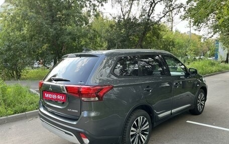 Mitsubishi Outlander III рестайлинг 3, 2019 год, 3 200 000 рублей, 13 фотография