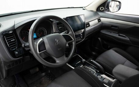 Mitsubishi Outlander III рестайлинг 3, 2017 год, 1 685 000 рублей, 8 фотография