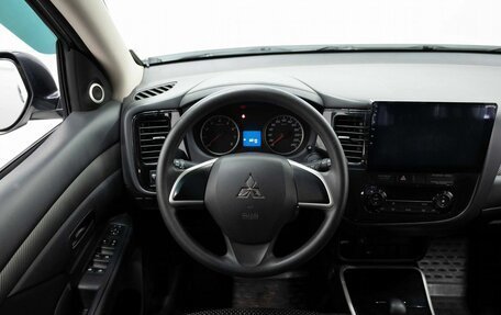 Mitsubishi Outlander III рестайлинг 3, 2017 год, 1 685 000 рублей, 15 фотография