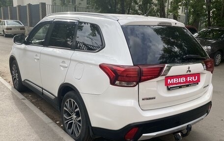 Mitsubishi Outlander III рестайлинг 3, 2015 год, 1 400 000 рублей, 3 фотография