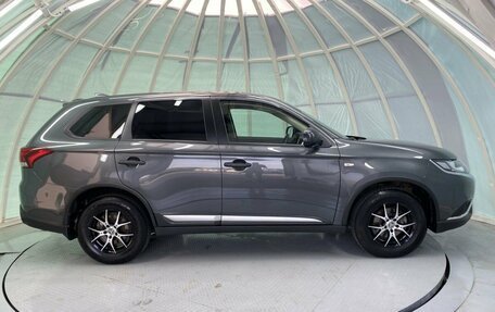 Mitsubishi Outlander III рестайлинг 3, 2020 год, 2 625 000 рублей, 4 фотография