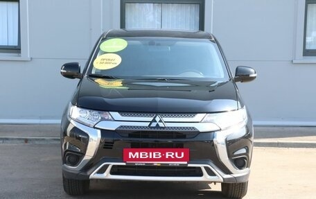 Mitsubishi Outlander III рестайлинг 3, 2021 год, 2 795 000 рублей, 2 фотография