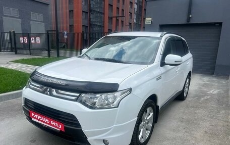 Mitsubishi Outlander III рестайлинг 3, 2014 год, 1 799 000 рублей, 3 фотография