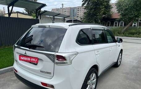 Mitsubishi Outlander III рестайлинг 3, 2014 год, 1 799 000 рублей, 4 фотография