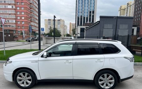 Mitsubishi Outlander III рестайлинг 3, 2014 год, 1 799 000 рублей, 10 фотография