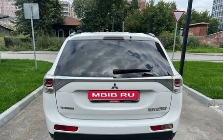 Mitsubishi Outlander III рестайлинг 3, 2014 год, 1 799 000 рублей, 6 фотография