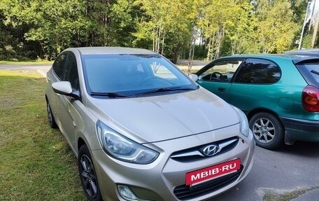 Hyundai Solaris II рестайлинг, 2012 год, 1 000 000 рублей, 2 фотография