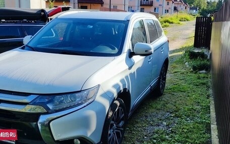 Mitsubishi Outlander III рестайлинг 3, 2015 год, 1 760 000 рублей, 2 фотография