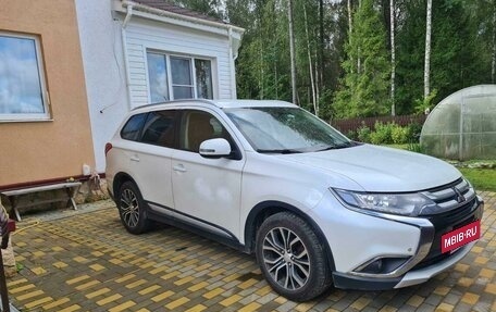 Mitsubishi Outlander III рестайлинг 3, 2015 год, 1 760 000 рублей, 4 фотография