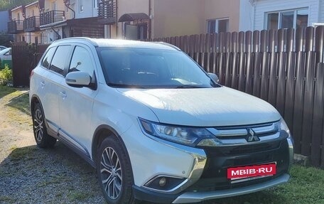 Mitsubishi Outlander III рестайлинг 3, 2015 год, 1 760 000 рублей, 3 фотография