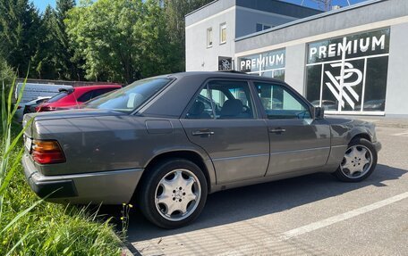 Mercedes-Benz E-Класс, 1993 год, 450 000 рублей, 4 фотография