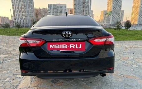 Toyota Camry, 2018 год, 2 390 000 рублей, 4 фотография