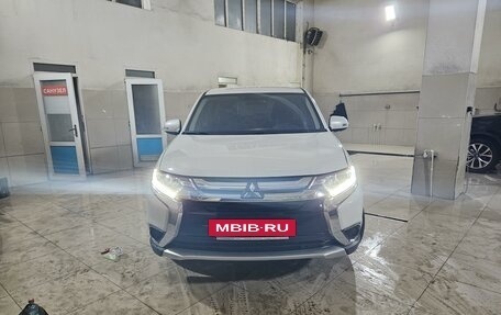 Mitsubishi Outlander III рестайлинг 3, 2017 год, 2 300 000 рублей, 6 фотография