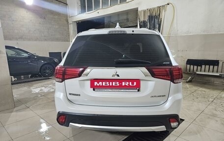 Mitsubishi Outlander III рестайлинг 3, 2017 год, 2 300 000 рублей, 4 фотография