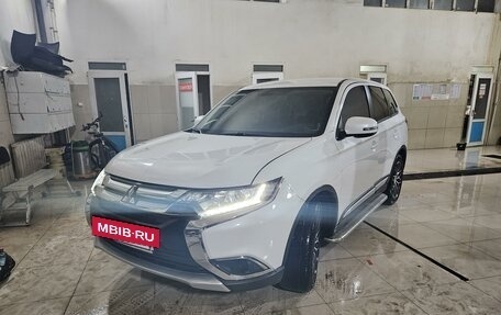 Mitsubishi Outlander III рестайлинг 3, 2017 год, 2 300 000 рублей, 5 фотография