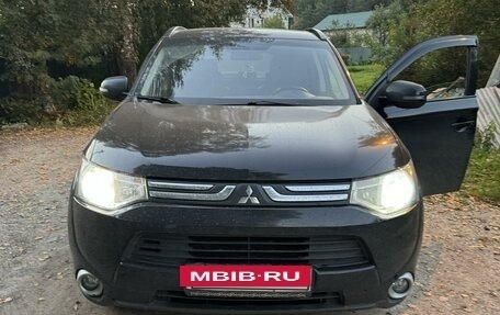 Mitsubishi Outlander III рестайлинг 3, 2012 год, 1 490 000 рублей, 2 фотография