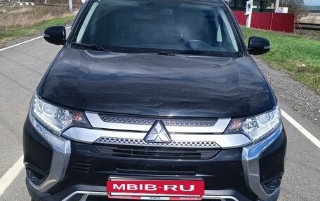 Mitsubishi Outlander III рестайлинг 3, 2018 год, 1 750 000 рублей, 2 фотография