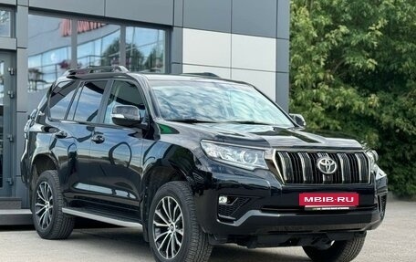 Toyota Land Cruiser Prado 150 рестайлинг 2, 2022 год, 8 000 000 рублей, 13 фотография