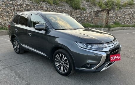 Mitsubishi Outlander III рестайлинг 3, 2019 год, 3 100 000 рублей, 1 фотография