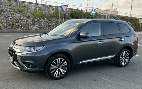 Mitsubishi Outlander III рестайлинг 3, 2019 год, 3 100 000 рублей, 2 фотография