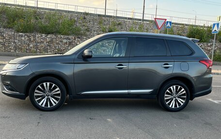 Mitsubishi Outlander III рестайлинг 3, 2019 год, 3 100 000 рублей, 7 фотография