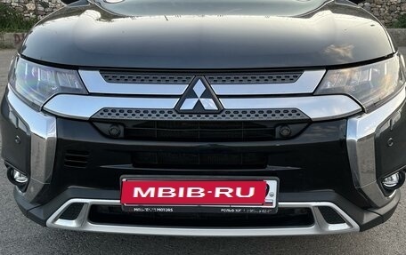 Mitsubishi Outlander III рестайлинг 3, 2019 год, 3 100 000 рублей, 3 фотография