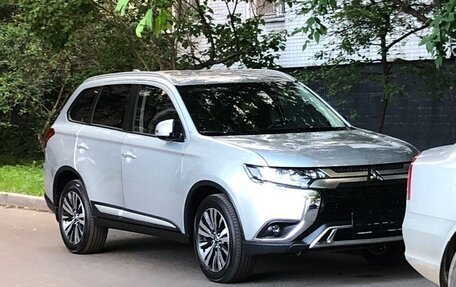 Mitsubishi Outlander III рестайлинг 3, 2019 год, 2 650 000 рублей, 2 фотография