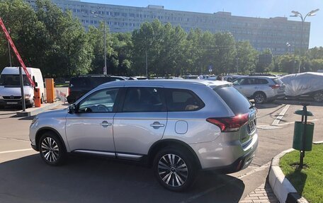 Mitsubishi Outlander III рестайлинг 3, 2019 год, 2 650 000 рублей, 3 фотография