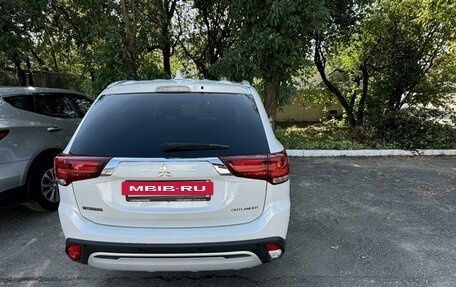 Mitsubishi Outlander III рестайлинг 3, 2018 год, 2 500 000 рублей, 3 фотография