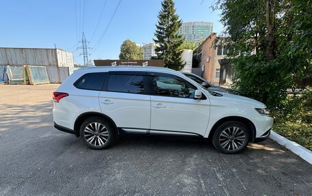 Mitsubishi Outlander III рестайлинг 3, 2018 год, 2 500 000 рублей, 4 фотография