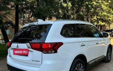 Mitsubishi Outlander III рестайлинг 3, 2018 год, 2 950 000 рублей, 4 фотография