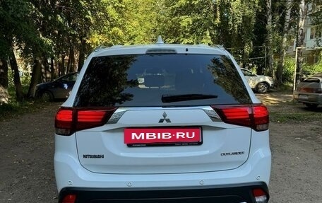 Mitsubishi Outlander III рестайлинг 3, 2018 год, 2 950 000 рублей, 7 фотография