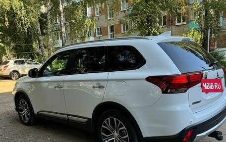 Mitsubishi Outlander III рестайлинг 3, 2018 год, 2 950 000 рублей, 6 фотография