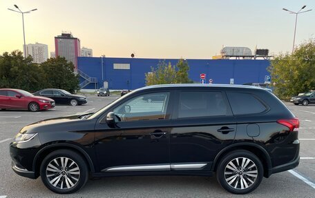 Mitsubishi Outlander III рестайлинг 3, 2018 год, 2 250 000 рублей, 5 фотография