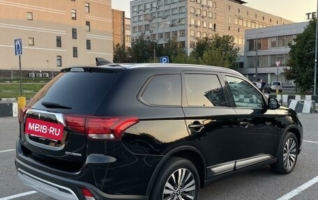 Mitsubishi Outlander III рестайлинг 3, 2018 год, 2 250 000 рублей, 4 фотография