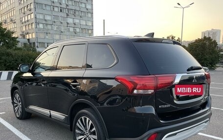 Mitsubishi Outlander III рестайлинг 3, 2018 год, 2 250 000 рублей, 3 фотография