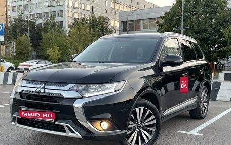 Mitsubishi Outlander III рестайлинг 3, 2018 год, 2 250 000 рублей, 2 фотография