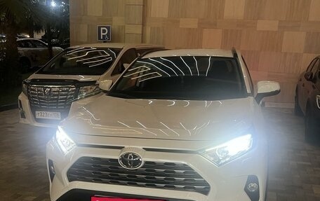 Toyota RAV4, 2021 год, 3 600 000 рублей, 2 фотография