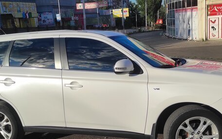 Mitsubishi Outlander III рестайлинг 3, 2013 год, 1 600 000 рублей, 2 фотография