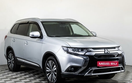 Mitsubishi Outlander III рестайлинг 3, 2019 год, 2 699 000 рублей, 3 фотография