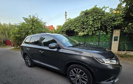 Mitsubishi Outlander III рестайлинг 3, 2017 год, 2 400 000 рублей, 2 фотография