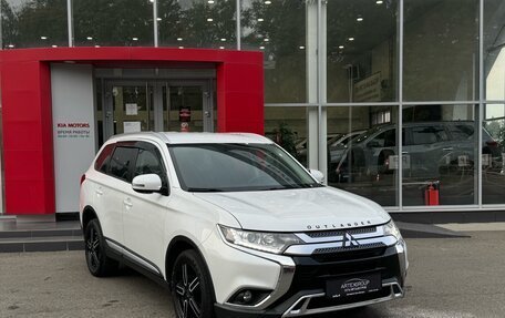 Mitsubishi Outlander III рестайлинг 3, 2019 год, 2 000 000 рублей, 3 фотография