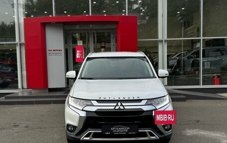 Mitsubishi Outlander III рестайлинг 3, 2019 год, 2 000 000 рублей, 2 фотография