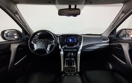 Mitsubishi Pajero Sport III рестайлинг, 2017 год, 2 997 000 рублей, 7 фотография